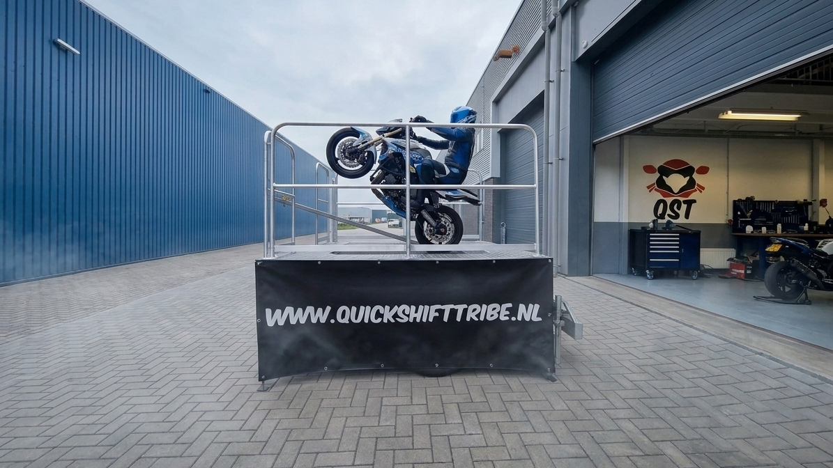 QuickShiftTribe wheelie simulator tijdens een evenement
